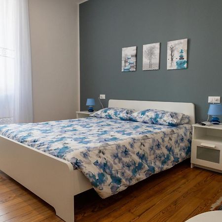 Elegante Appartamento Nel Cuore Di Оменя Екстериор снимка